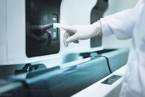 在资产管理中，超高频（UHF）和高频（HF）RFID标签...