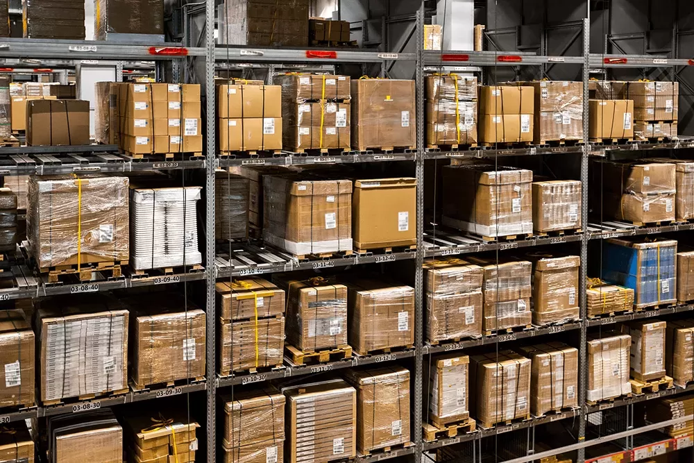 仓储物流中，RFID与条形码技术的主要区别是什么？