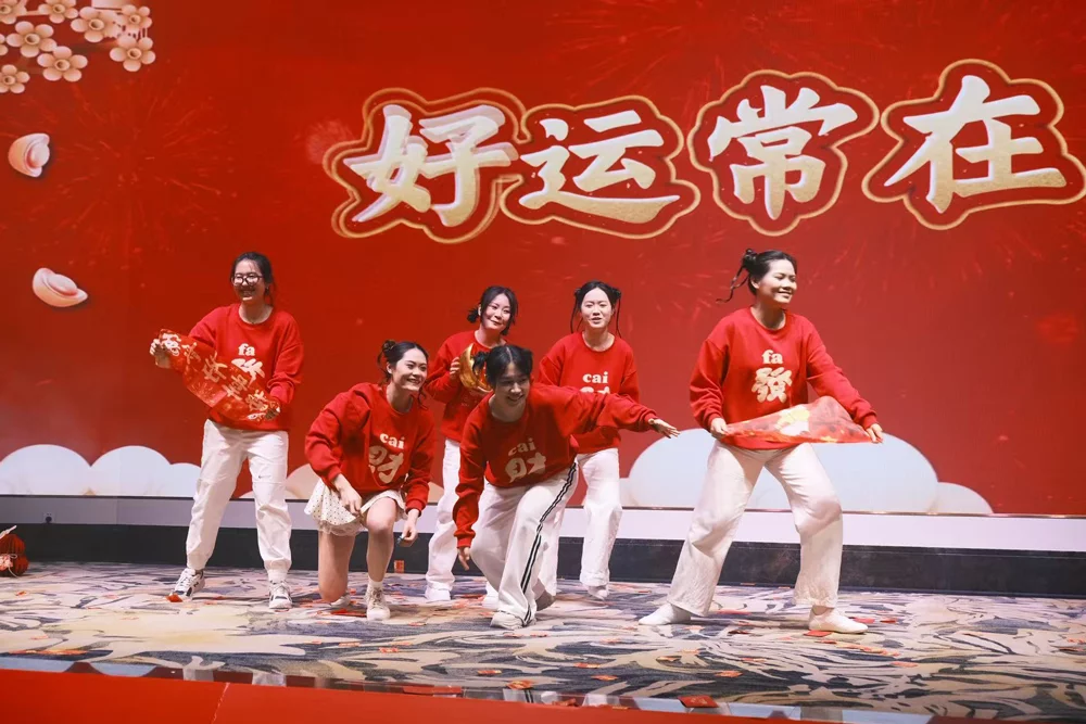 骏马奔腾·聚力共赢|斯科信息2026春茗晚宴圆满落幕,共启新程 6 骏马奔腾·聚力共赢|斯科信息2026春茗晚宴圆满落幕,共启新程(images 6)